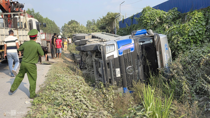 運石卡車壓死四座轎車女司機