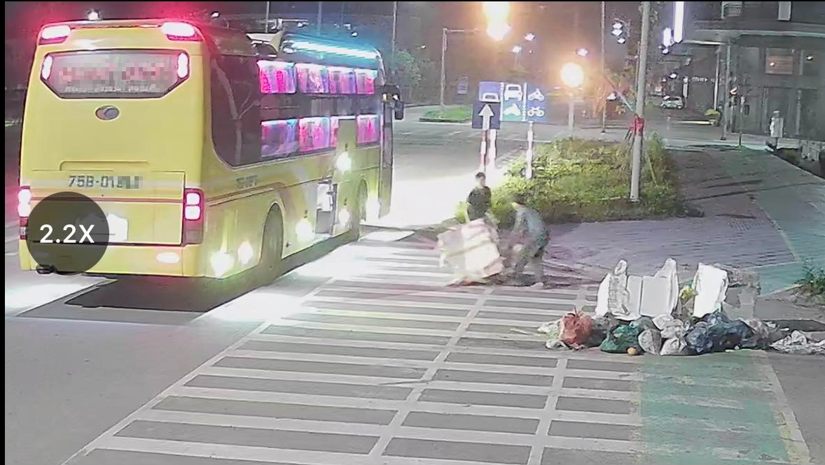 看到路邊垃圾堆,坊主席要求‘查監控’尋找亂扔垃圾者進行處罰