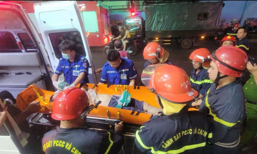 被困二樓無法就醫,消防警察成功救援