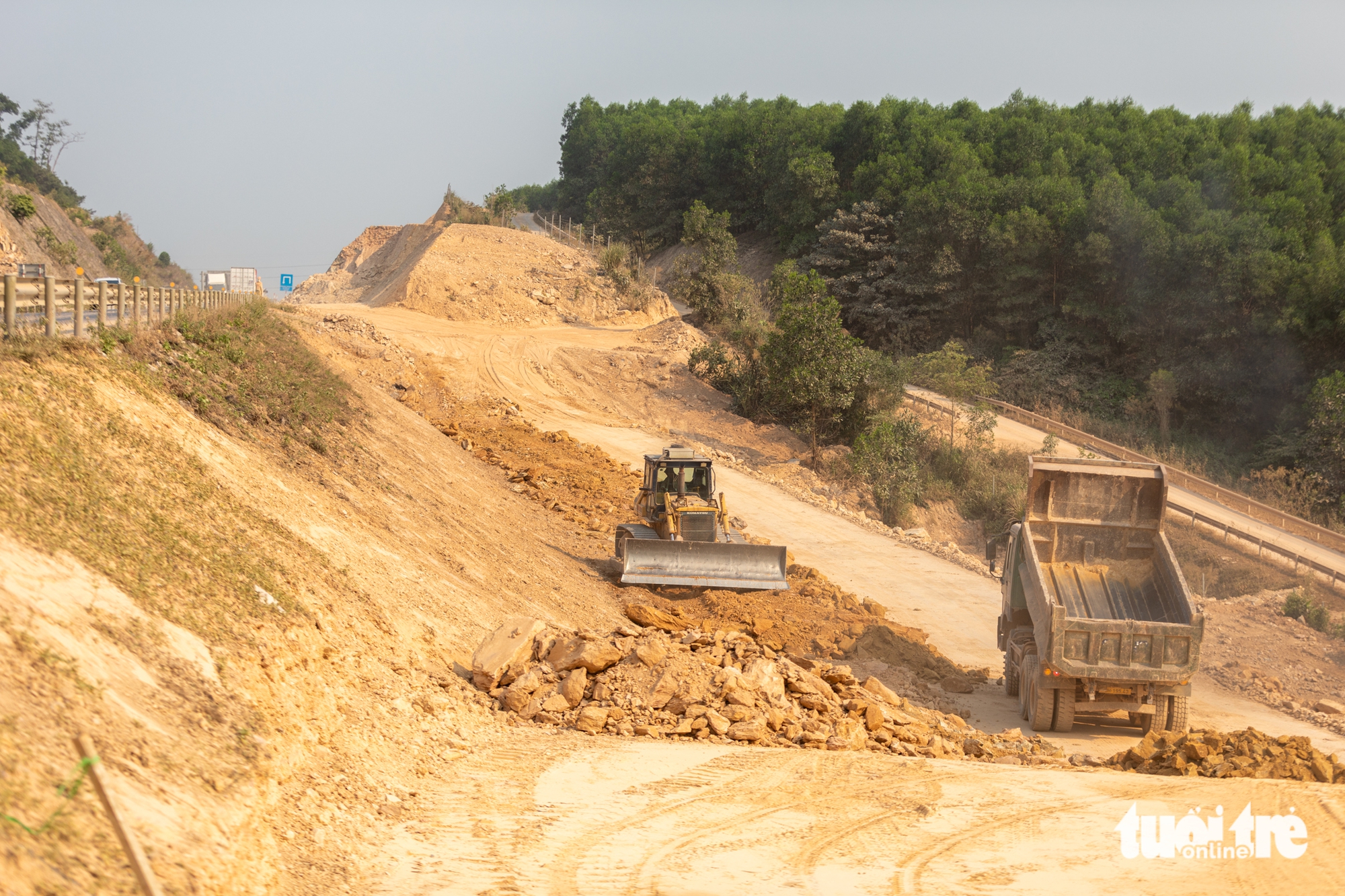 廣治-拉山高速公路克服“價格風暴”和高溫