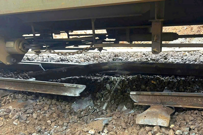 海雲關岩石滑坡導致鐵路軌道斷裂,南北鐵路線中斷