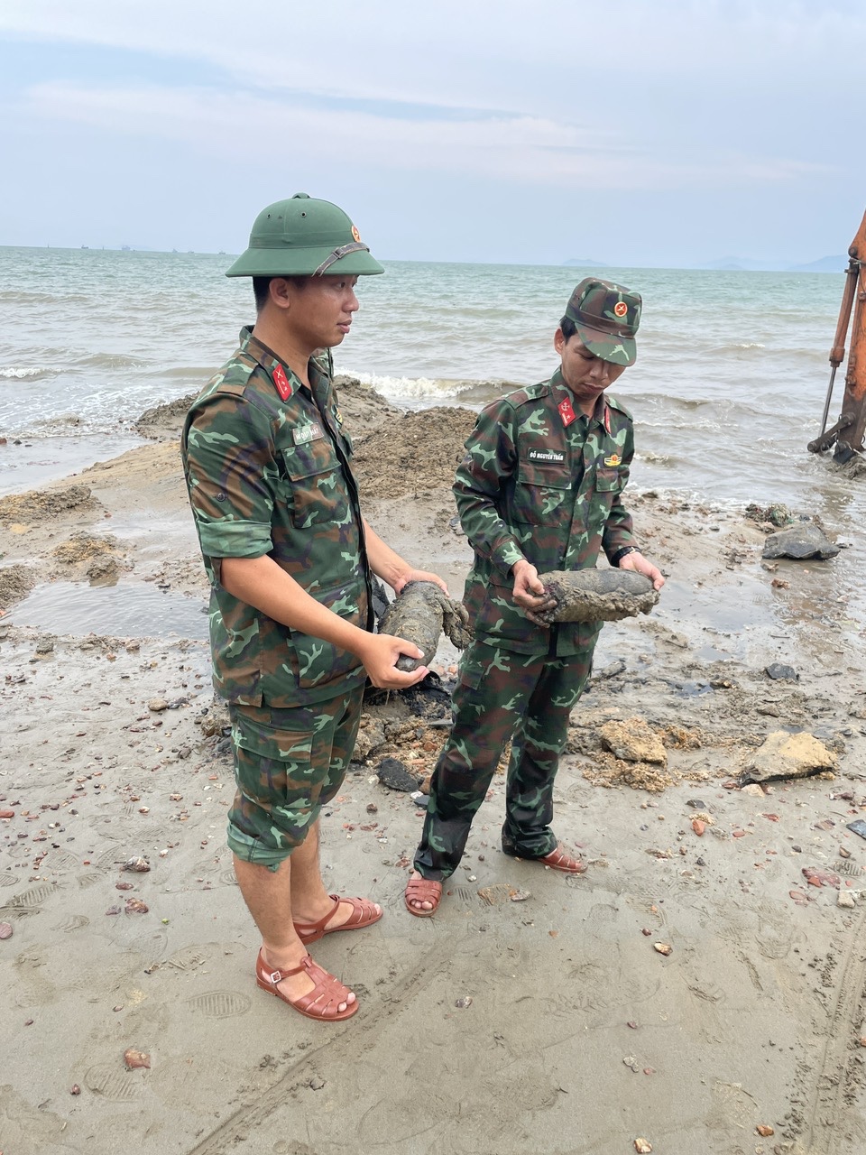 在歸仁海域打撈坦克殘骸,發現更多老舊損壞的槍彈