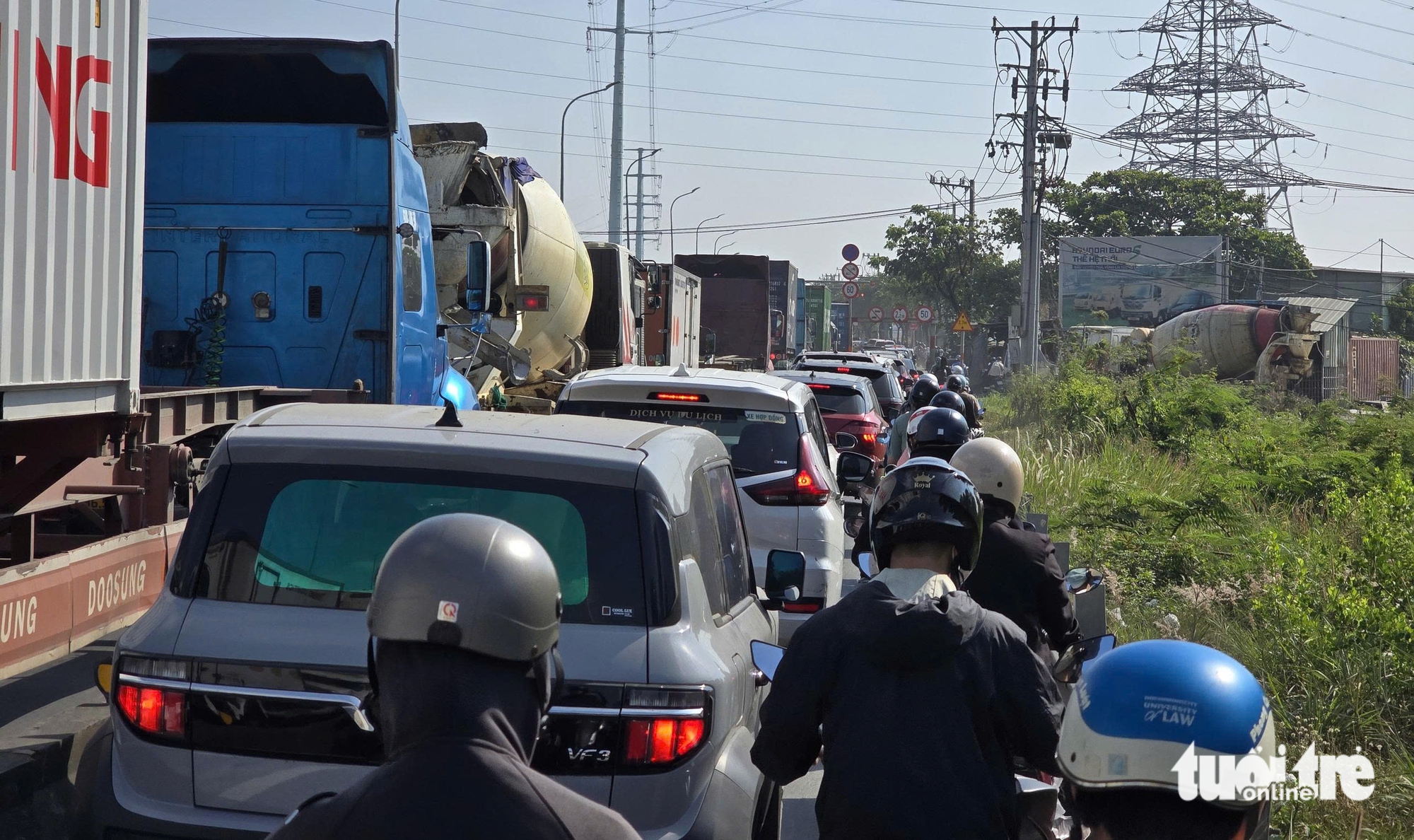 數千輛來自集裝箱停車場的車輛堵塞武志公路,困擾胡志明市東部居民