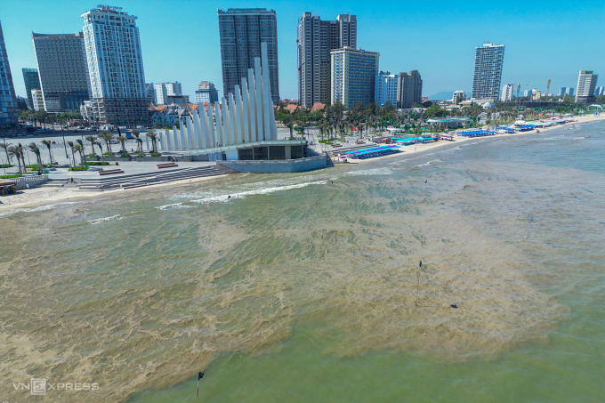 越南頭頓市後灘海域出現浮沫,散發臭味