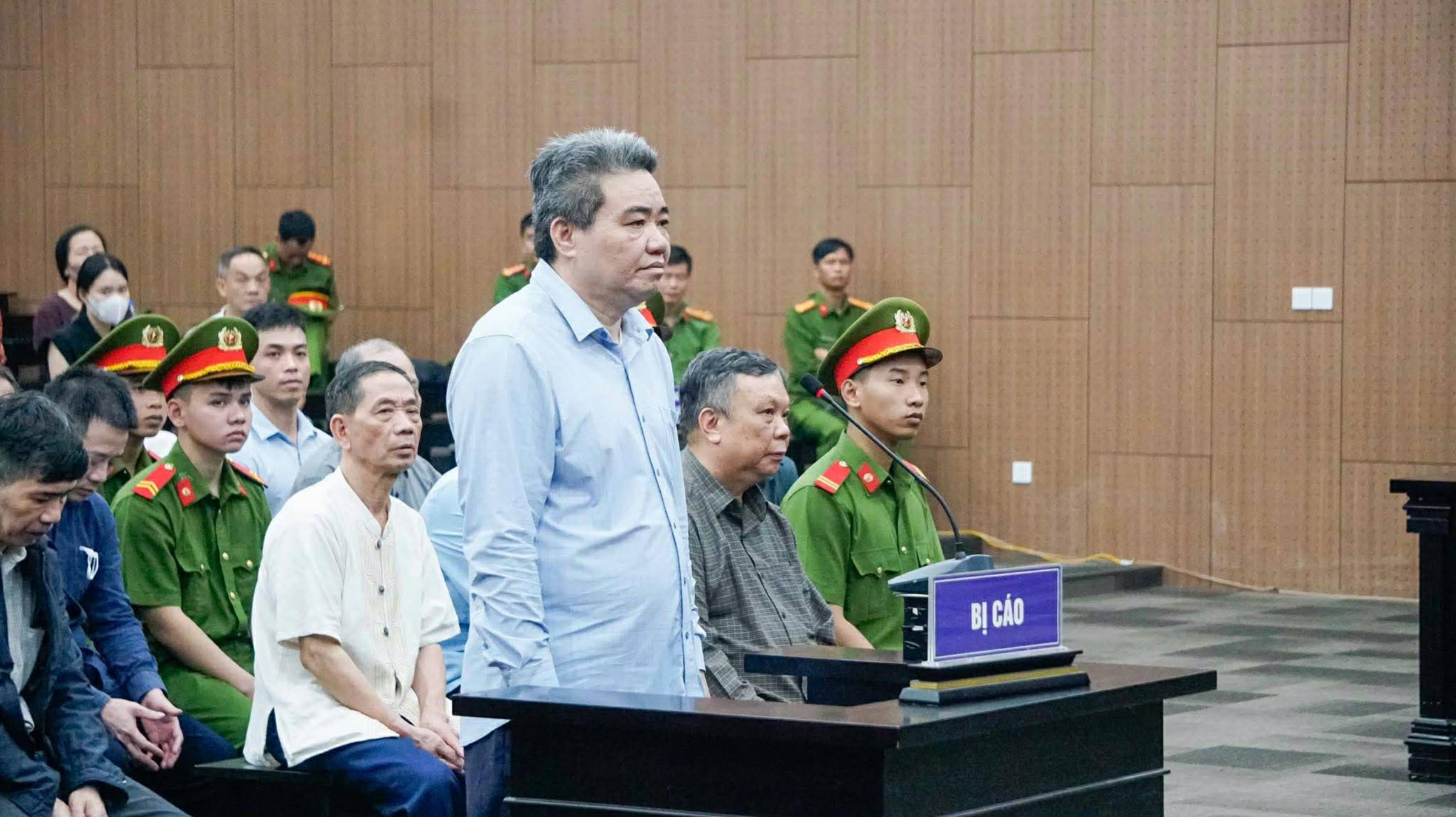 董事长请求出售175两黄金和1000平方米土地以弥补40亿贿赂案的后果