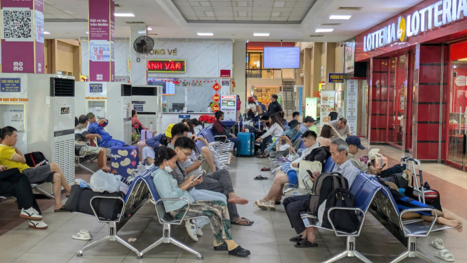 近2000名乘客受駁船撞擊Ghềnh橋事故影響