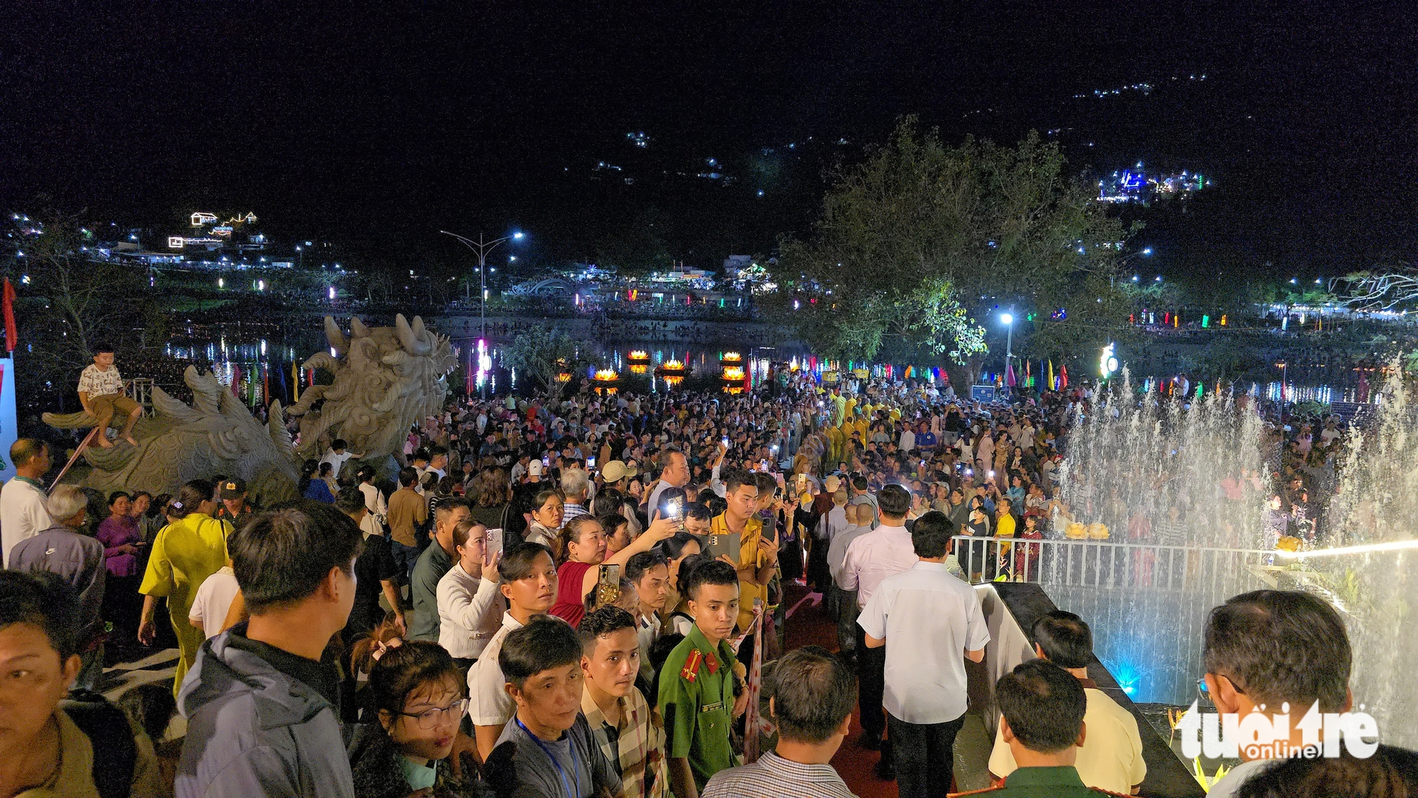 超過20,000人參加天禁山燈花節之夜