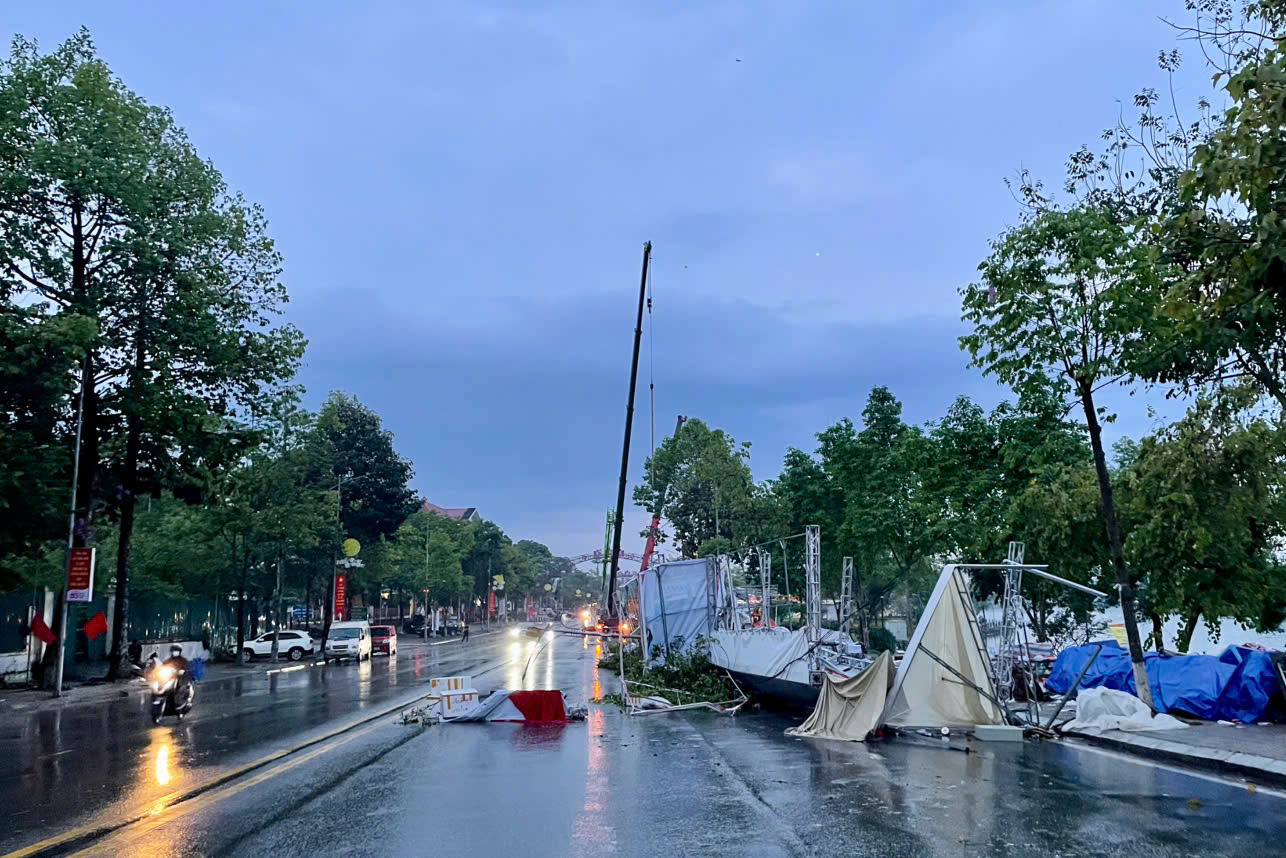 富壽省活動攤位遭暴風雨吹倒,今晨河內發佈大雨預警