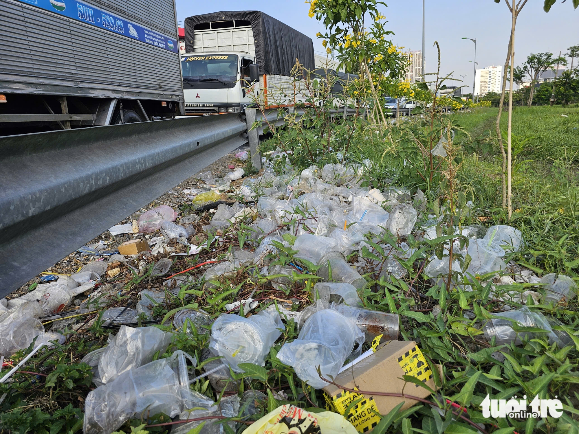 芹苴市多個門戶路段塑料垃圾被隨意丟棄