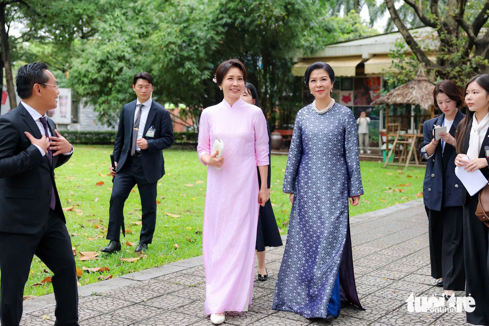 韓國總統夫人身著越南奧黛，與吳芳璃夫人一同觀看水上木偶戲