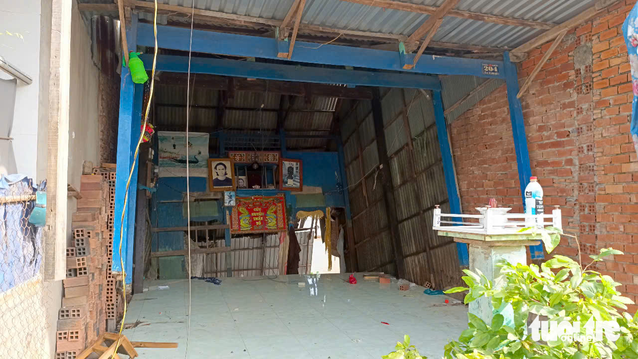 翁长河岸滑坡，影响10户民宅