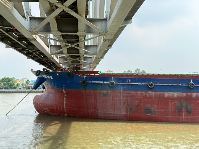 駁船撞擊Ghềnh橋,南北鐵路中斷
