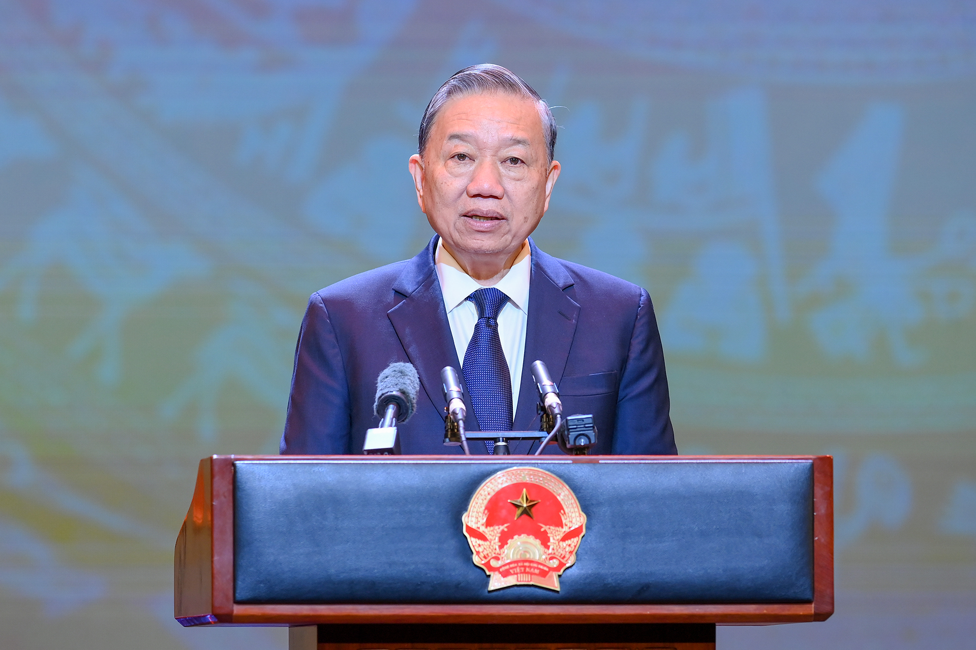 總書記蘇林向《人民報》授予一級勞動勳章