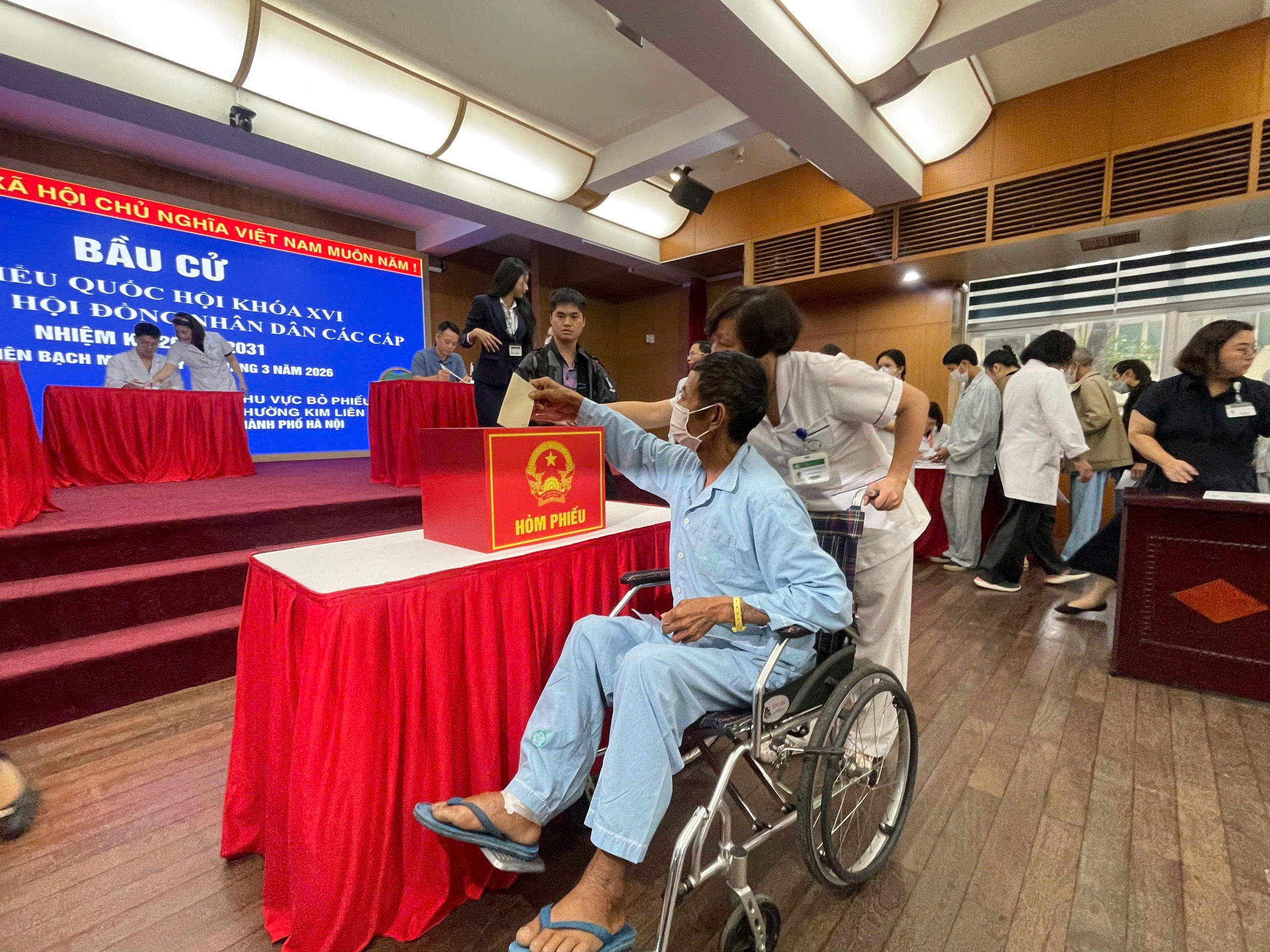 投票箱直達病床:選舉日選票令人感動