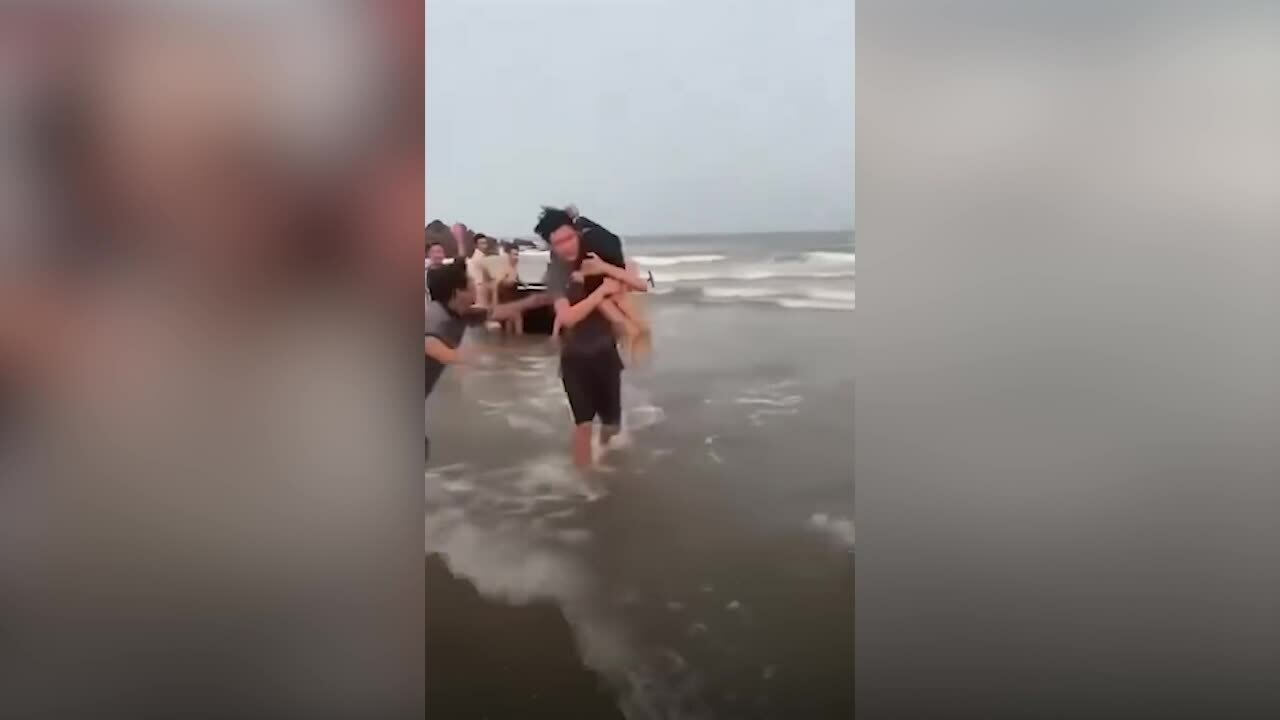 兩名兄弟在爐門海灘游泳時被海浪捲走