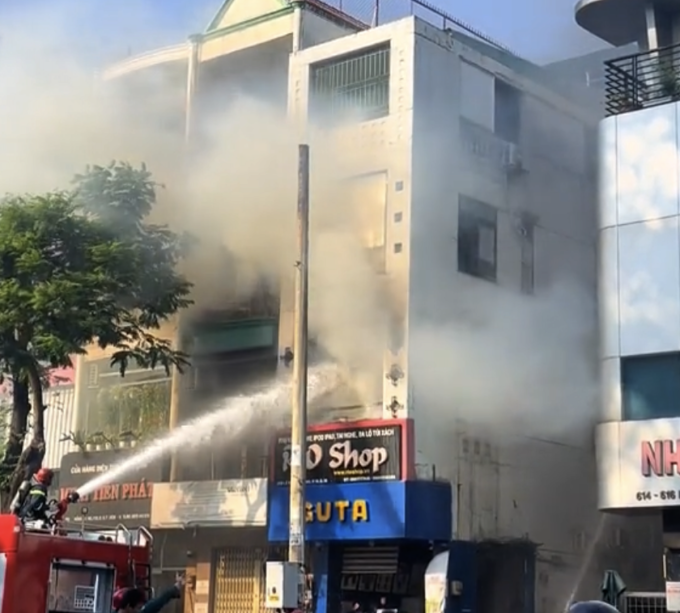 胡志明市中心一棟四層樓發生火災