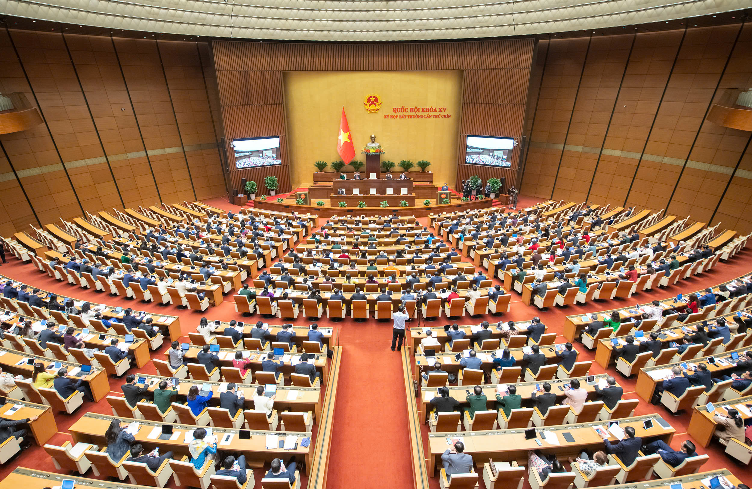 国会召开'历史的历史'会议，审议宪法修正案，合并省份