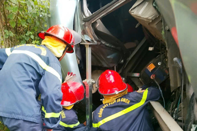 警察破拆駕駛室,救出高速事故中被困司機
