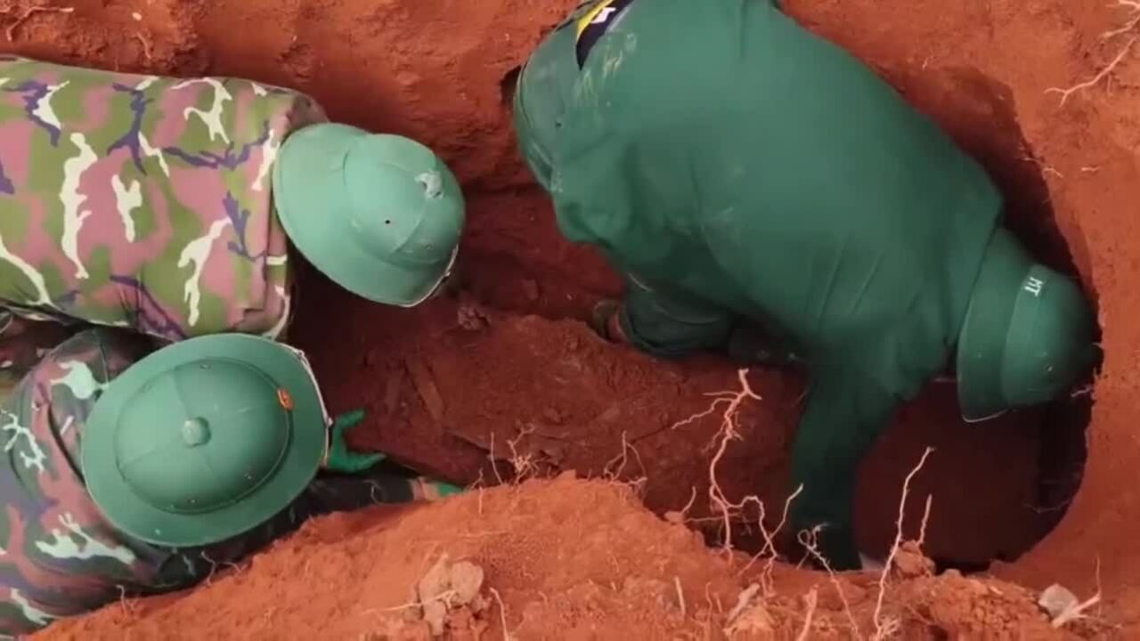 發現用篷布包裹的烈士遺骸