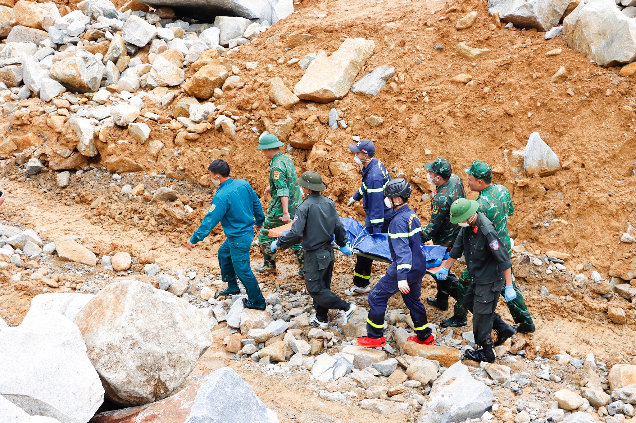 在塔泡湖1A水电站滑坡事故中发现5具遇难者遗体