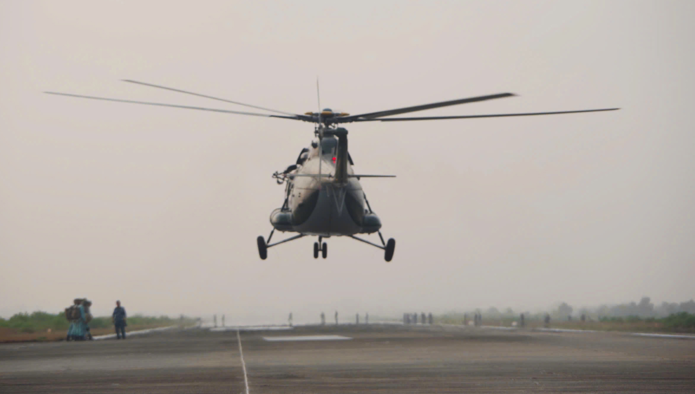 近距離觀看特種部隊和空軍從直升機跳傘