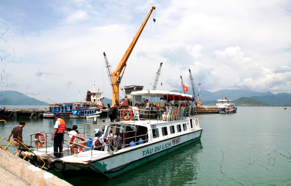 在金兰湾填海建设燃油和航空燃料仓库