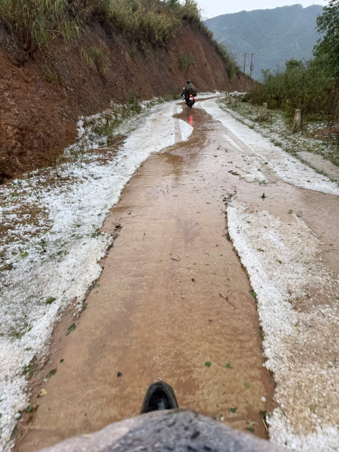 冰雹覆蓋奠邊府山丘