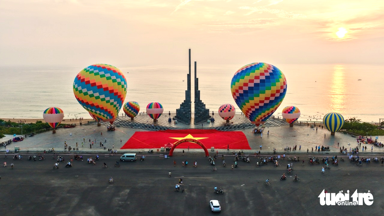 首次在綏和市乘坐熱氣球,遊客在黎明中欣賞美景