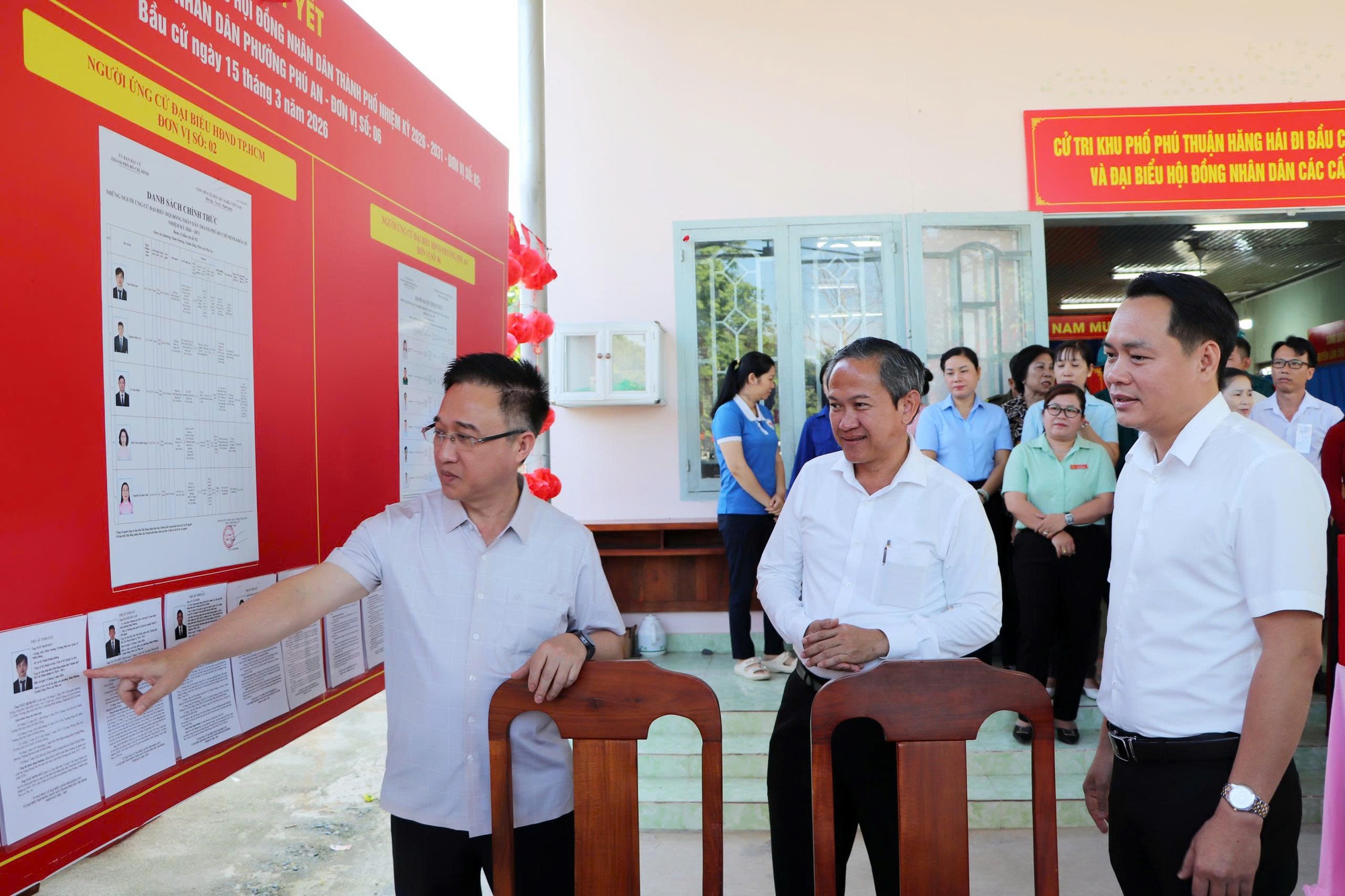 胡志明市市委副书记邓明通检查平阳地区选举准备工作