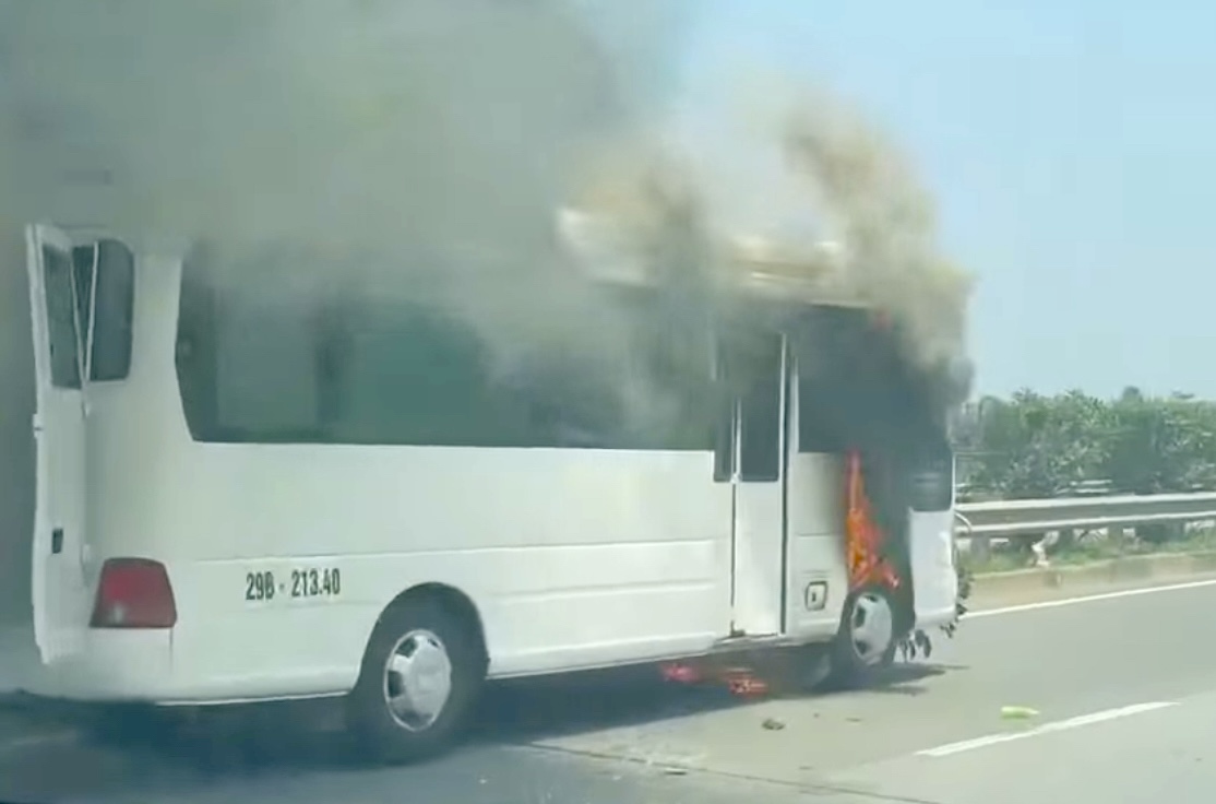 运送葬礼队伍的车在高速公路上熊熊燃烧