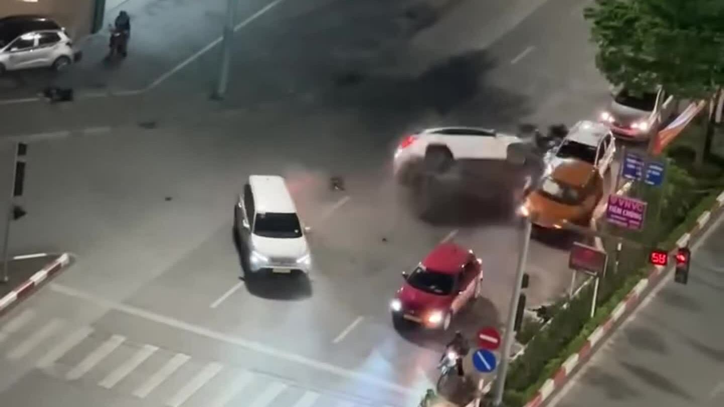 河內街頭多輛等待紅燈的汽車被撞