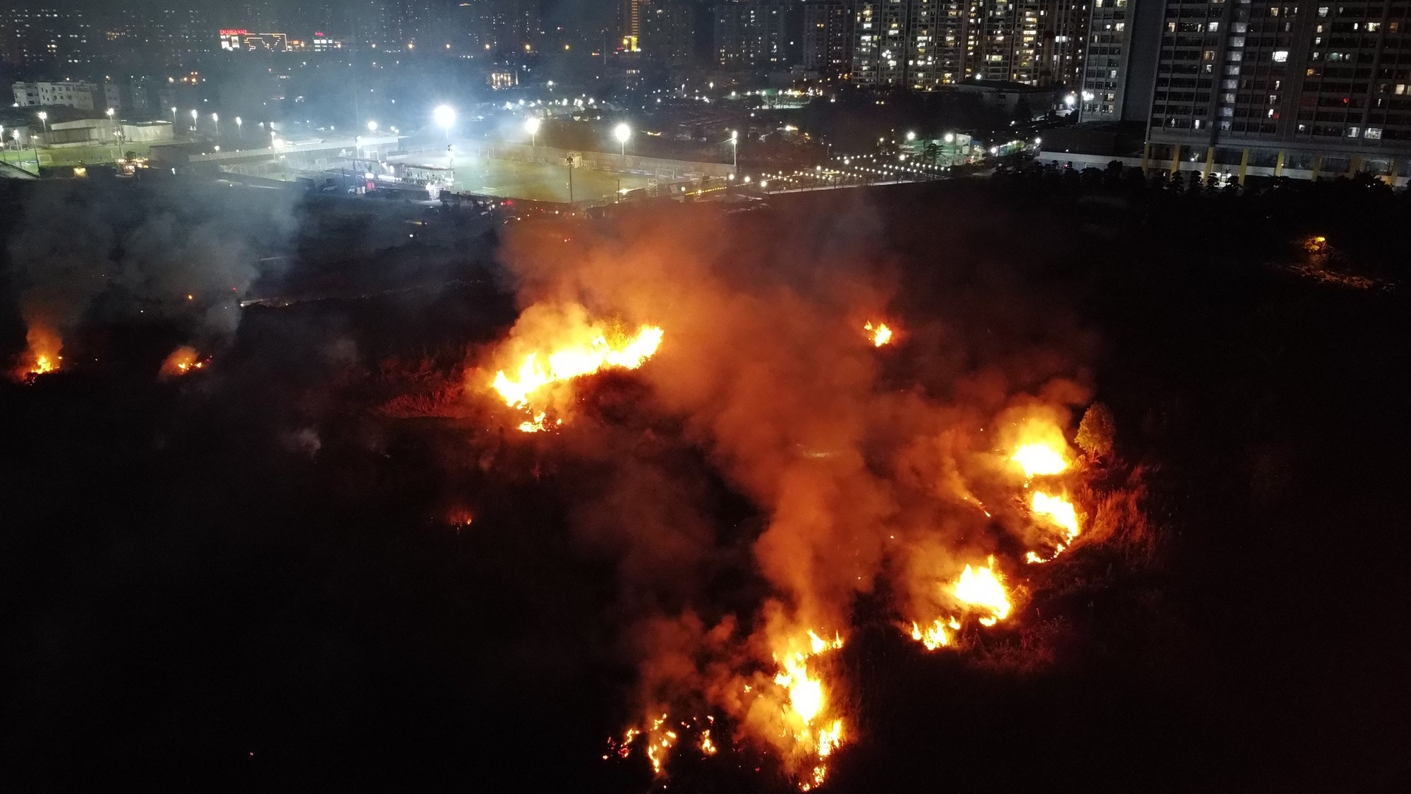 数千平方米的草地火灾，威胁到守德市的足球场和匹克球场