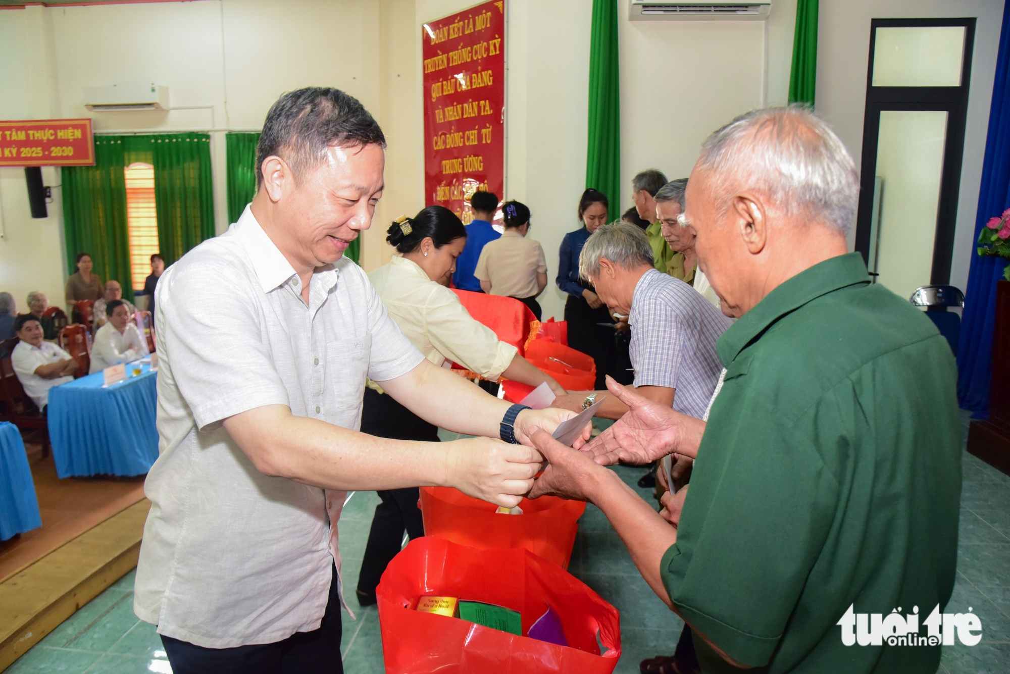 胡志明市市委宣教與民運部代表團探望並贈送禮品給佔族同胞和老戰士紀念4月30日