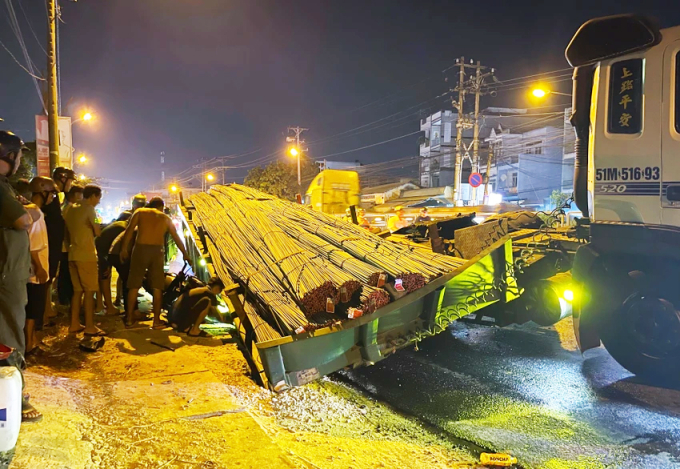 拖車上的鋼材掉下壓扁摩托車