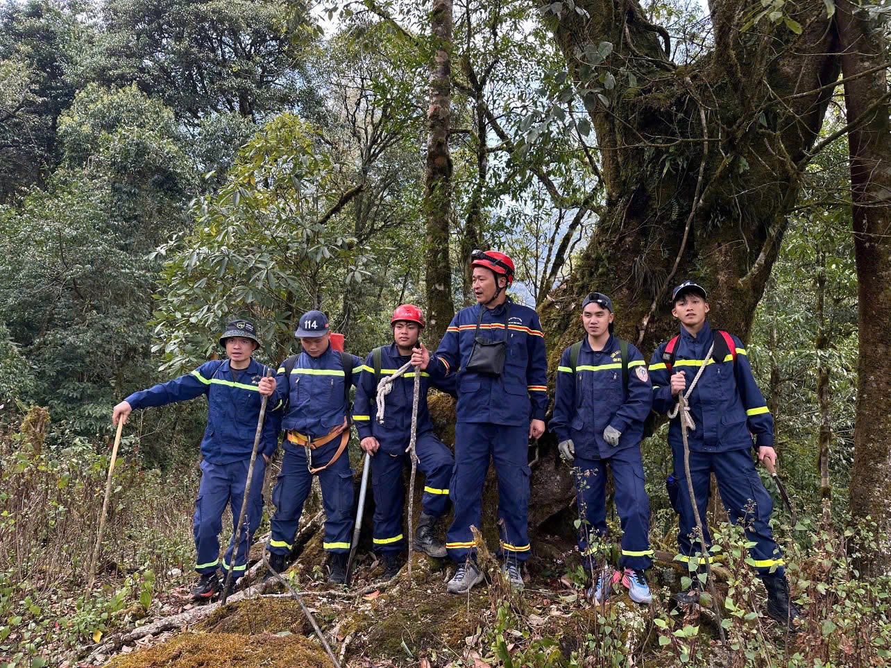 穿越森林搜尋,在山羅省越野賽中救出兩名迷路的運動員
