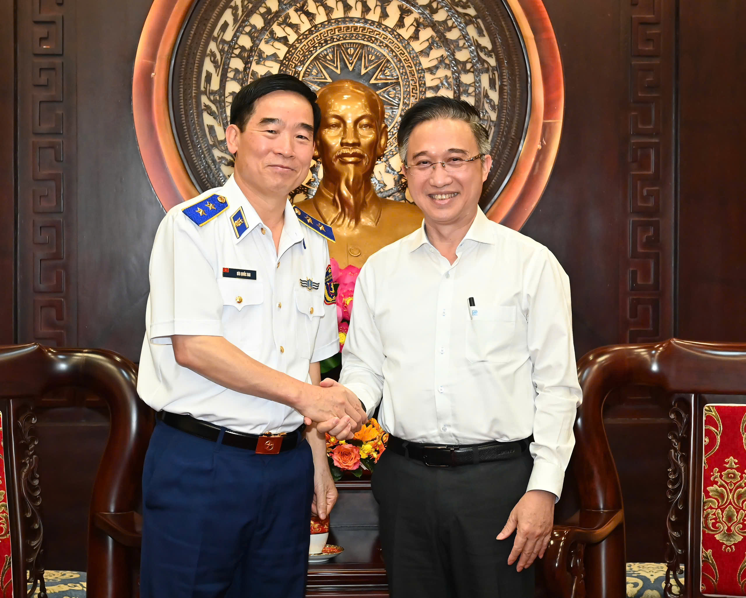 胡志明市市委副書記鄧明通接見越南海警司令部工作代表團