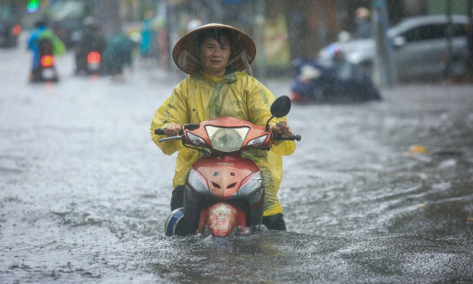 胡志明市升级'一下雨就淹到车轮'的道路