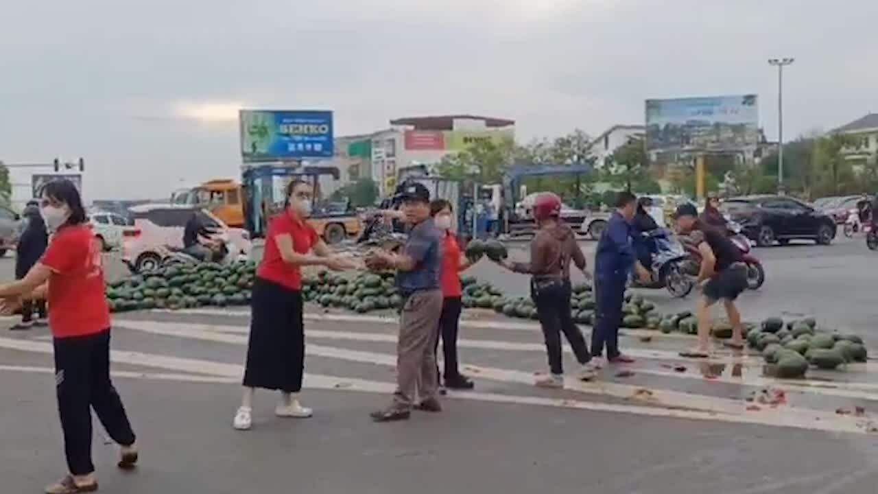 荣市市民帮助司机收集事故后的西瓜
