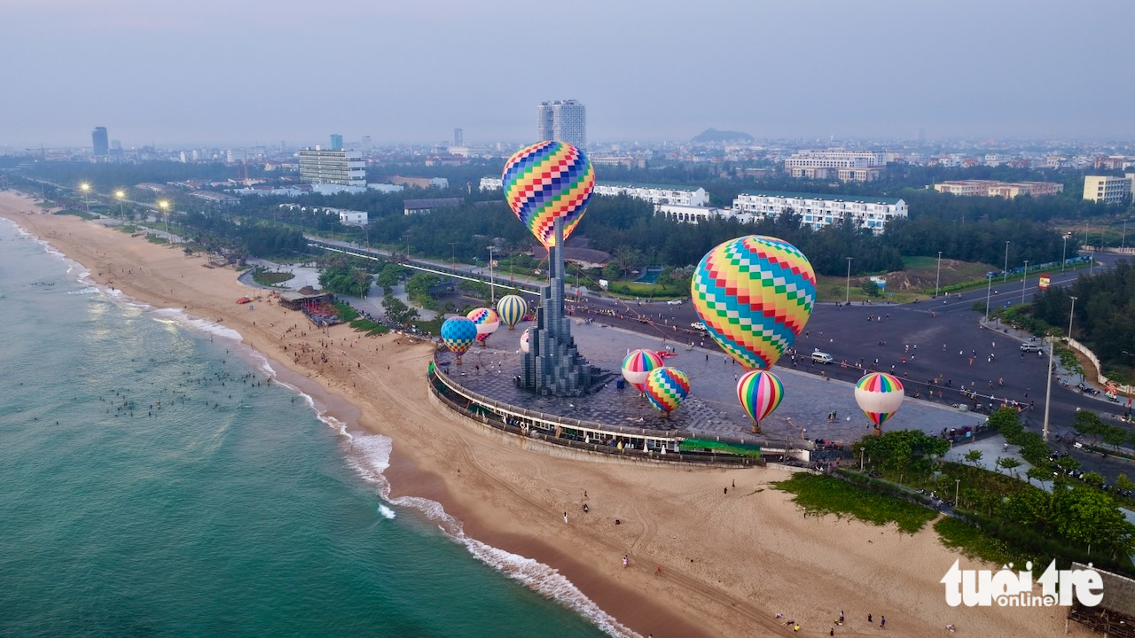 首次在綏和市乘坐熱氣球,遊客在黎明中欣賞美景