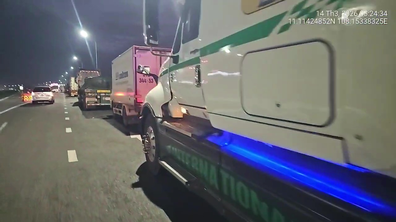 多名司機在高速公路上違規停車被記錄在案