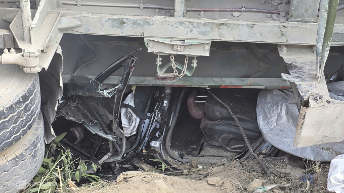 運石卡車壓死四座轎車女司機