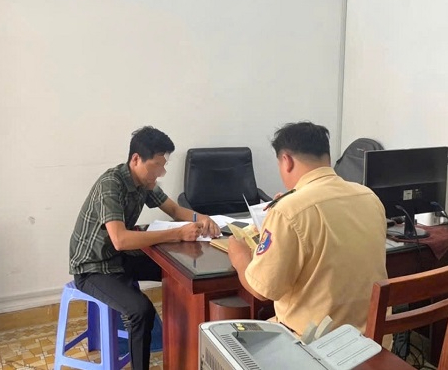 司機粗心開門引發事故,視頻網絡傳播後被罰款500萬越南盾