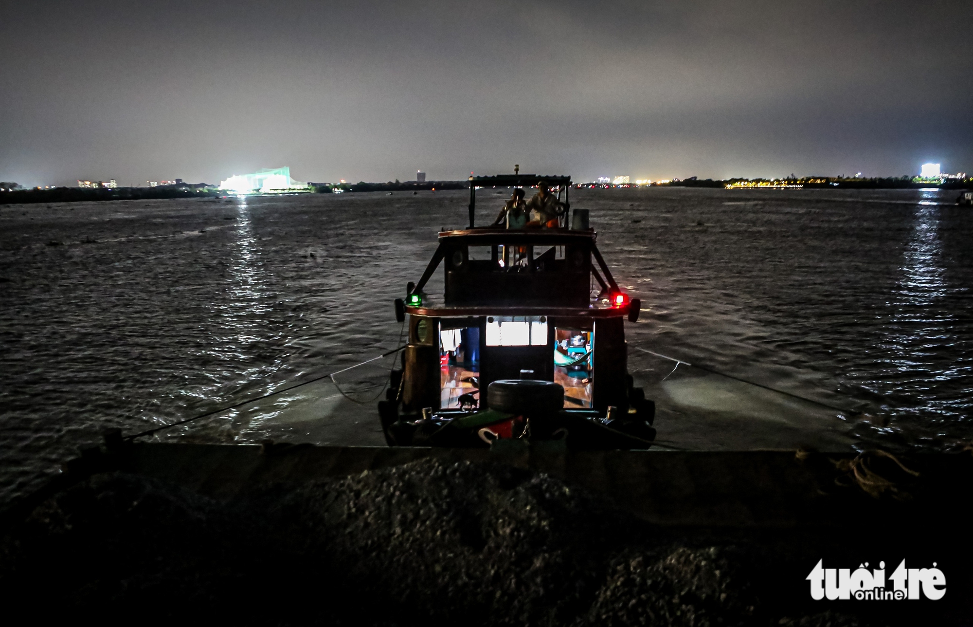 日夜在河上,跟隨駁船在‘熱潮’中將石頭運往胡志明市三環路