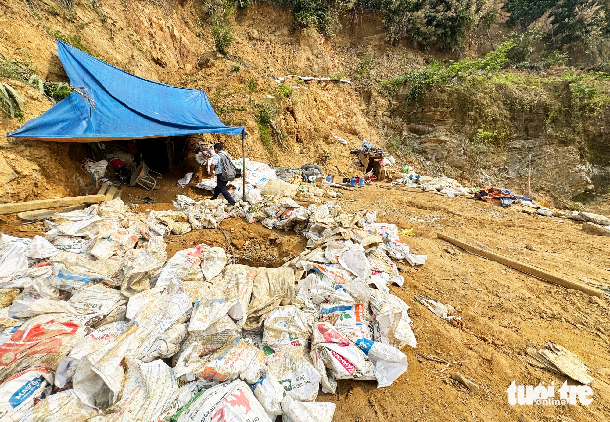 在水坑非法採金,“金賊”搭帳篷,開墾山丘