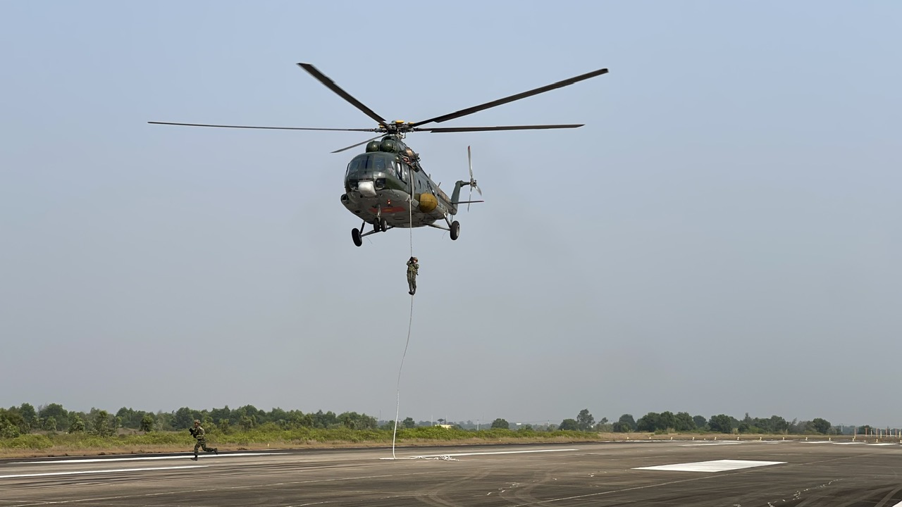 近距離觀看特種部隊和空軍從直升機跳傘