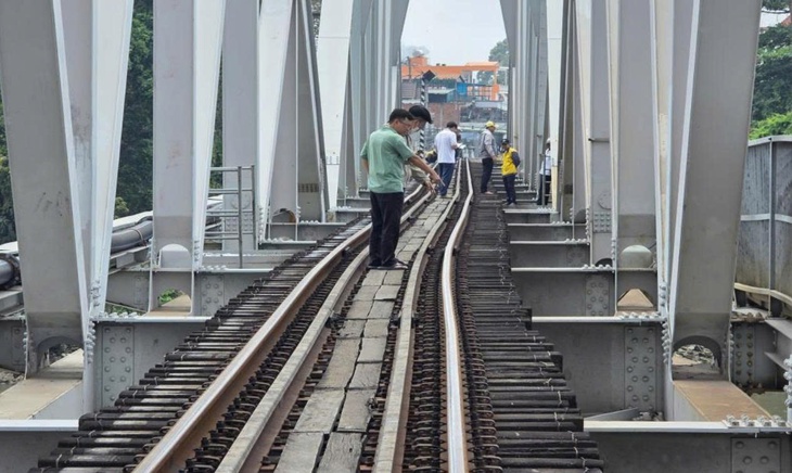 Ghềnh桥驳船碰撞事故:必须更换中间跨段但临时修复以恢复列车运行