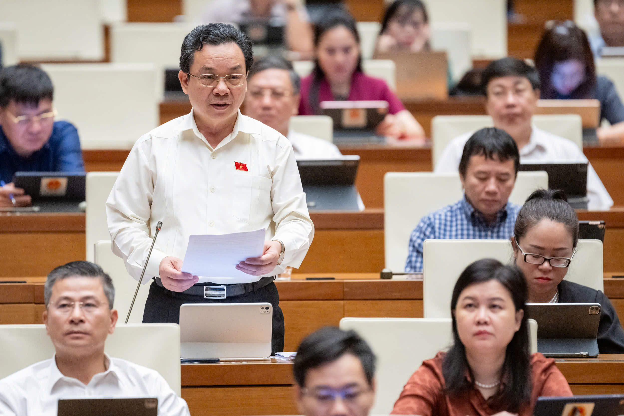 代表讨论医院费和学费也必须'背负'企业所得税