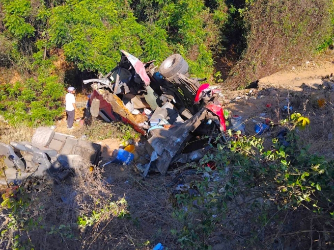 林同省客車墜崖,4人死亡