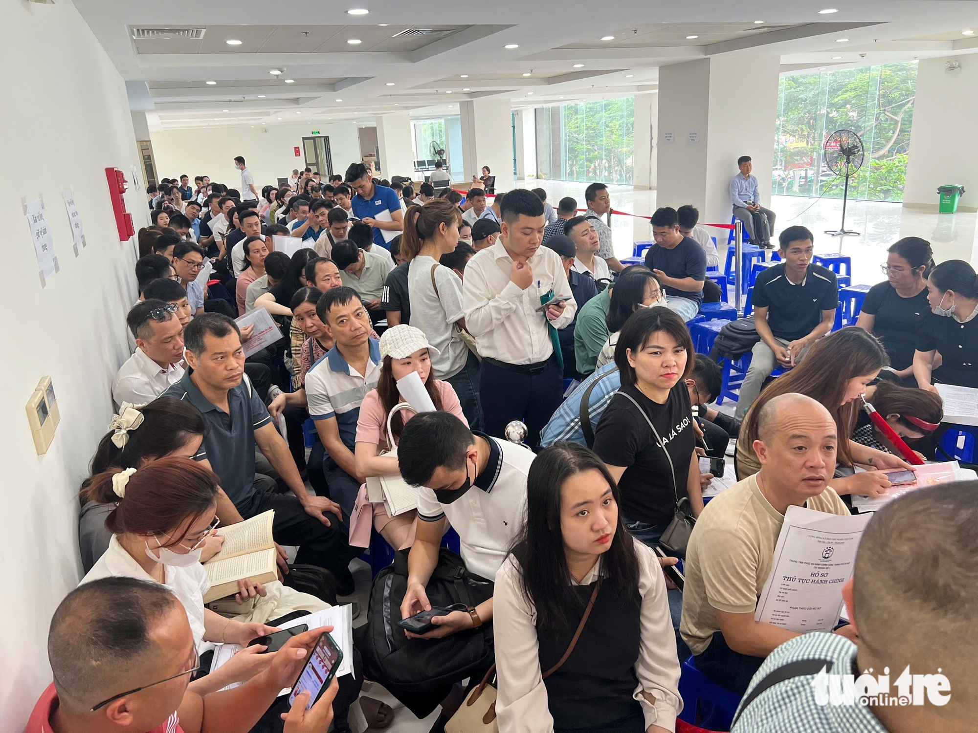 河内市民为何凌晨4点就排队等候办理行政手续？