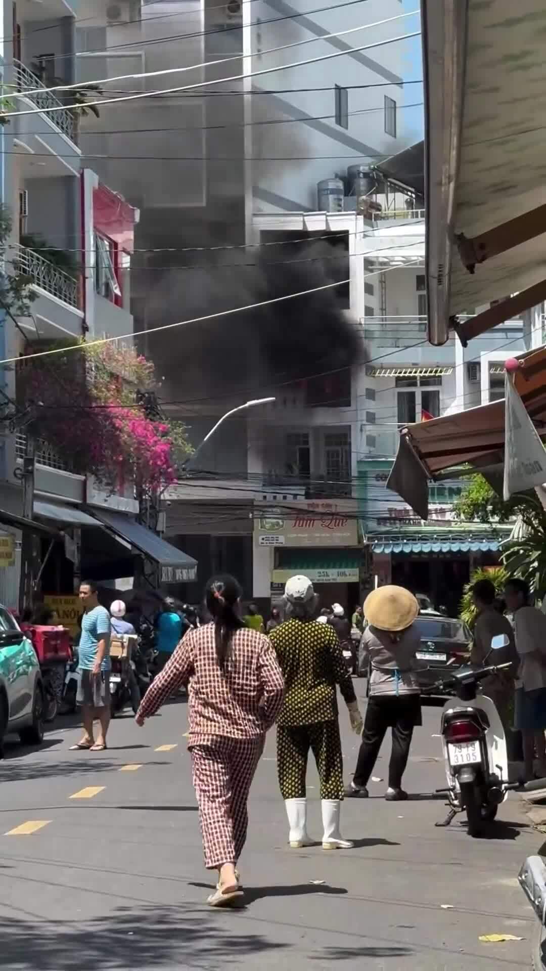 胡志明市一家商店發生猛烈火災，蔓延至隔壁房屋